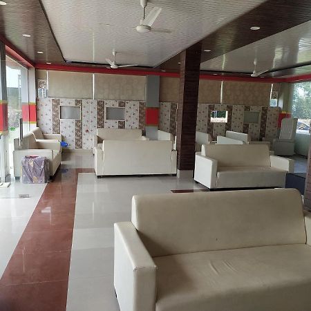 Oyo 82476 Royal Garden غازي أباد المظهر الخارجي الصورة